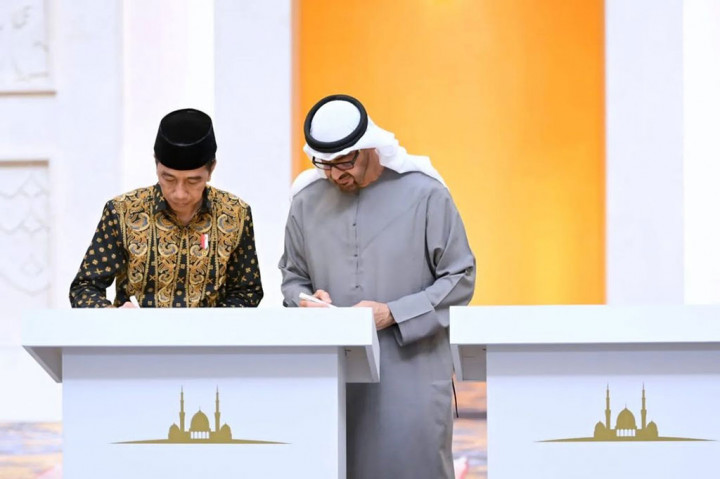 Jokowi dan Mohammed Bin Zayed menandatangani prasasti tanda peresmian masjid dan dilanjutkan dengan pembacaan doa.