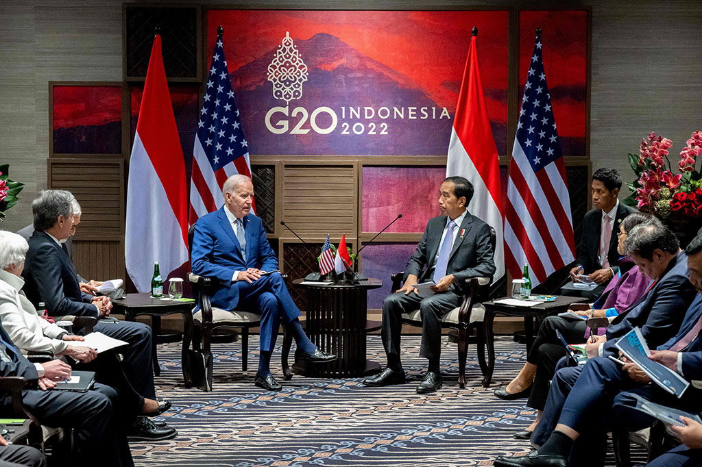 Pada pertemuan tersebut Jokowi tampak didampingi sejumlah Menteri Kabinet Indonesia Maju, antara lain, Menteri Koordinator bidang Perekonomian Airlangga Hartarto, Menteri Luar Negeri Retno Marsudi, Menteri Koordinator Bidang Kemaritiman dan Investasi Luhut Binsar Pandjaitan, dan Menteri BUMN Erick Thohir.