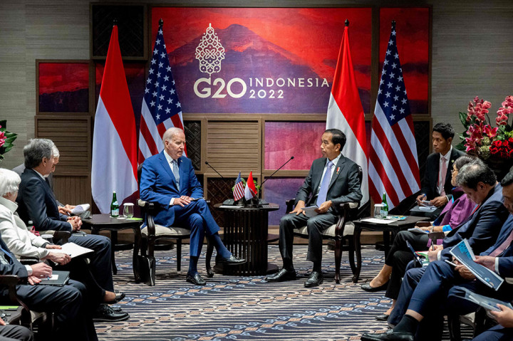 Pada pertemuan tersebut Jokowi tampak didampingi sejumlah Menteri Kabinet Indonesia Maju, antara lain, Menteri Koordinator bidang Perekonomian Airlangga Hartarto, Menteri Luar Negeri Retno Marsudi, Menteri Koordinator Bidang Kemaritiman dan Investasi Luhut Binsar Pandjaitan, dan Menteri BUMN Erick Thohir.