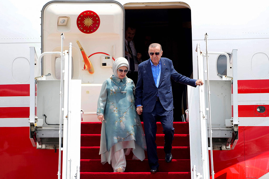 Presiden Turki Recep Tayyip Erdogan (kanan) didampingi istri Emine Erdogan (kiri) berjalan keluar pesawat setibanya di Terminal VVIP I Bandara I Gusti Ngurah Rai Bali, Senin, 14 November 2022.