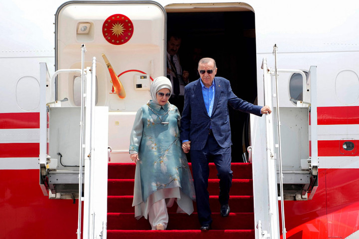 Presiden Turki Recep Tayyip Erdogan (kanan) didampingi istri Emine Erdogan (kiri) berjalan keluar pesawat setibanya di Terminal VVIP I Bandara I Gusti Ngurah Rai Bali, Senin, 14 November 2022.