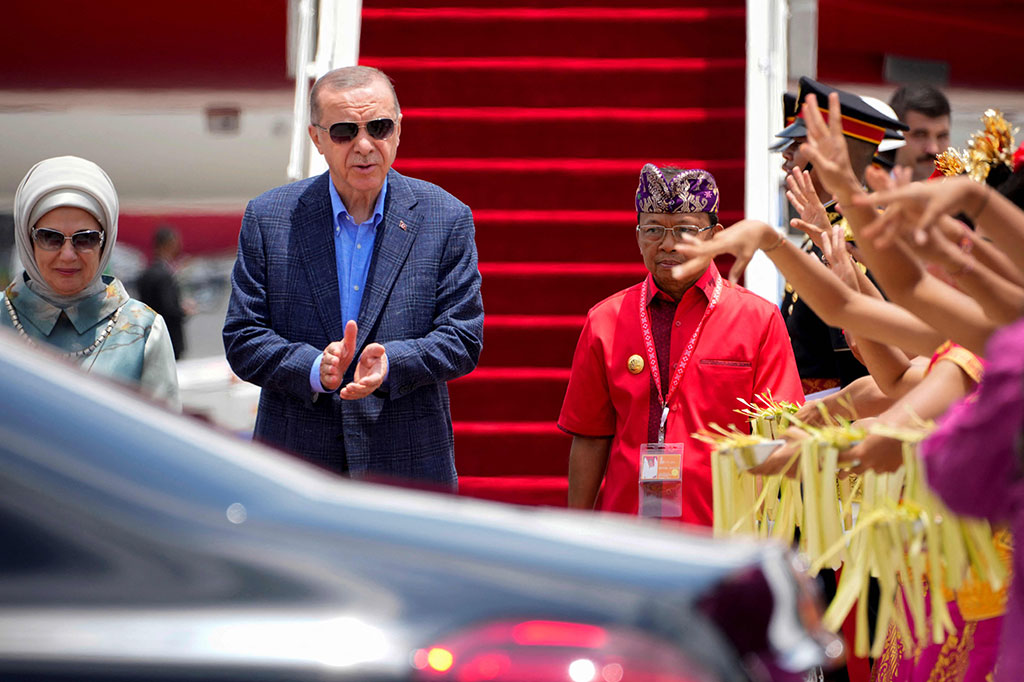 Erdogan disambut oleh Menteri Kesehatan Budi Gunadi Sadikin dan Gubernur Bali Bali I Wayan Koster. Kedatangan Presiden Turki tersebut untuk mengikuti KTT G20 yang akan berlangsung pada 15-16 November mendatang.