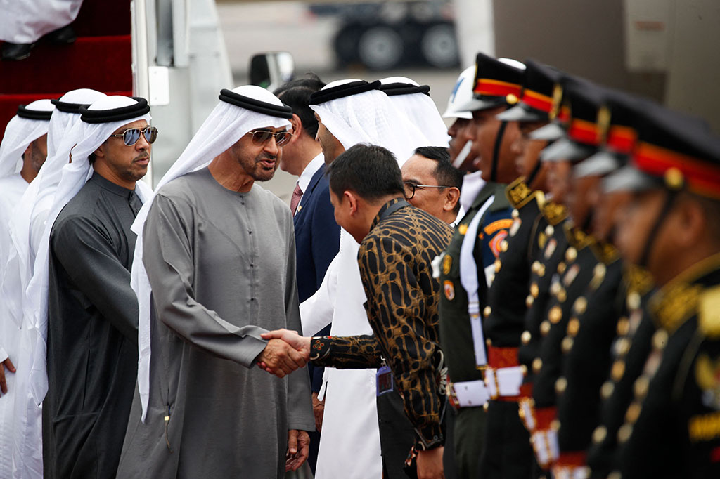 Presiden Uni Emirat Arab Sheikh Mohamed bin Zayed Al Nahyan tiba di Bandara I Gusti Ngurah Rai Bali, Senin. Mohamed bin Zayed sebelumnya bersama Presiden Joko Widodo meresmikan Masjid Raya Sheikh Al Zayed di Surakarta, Jawa Tengah.