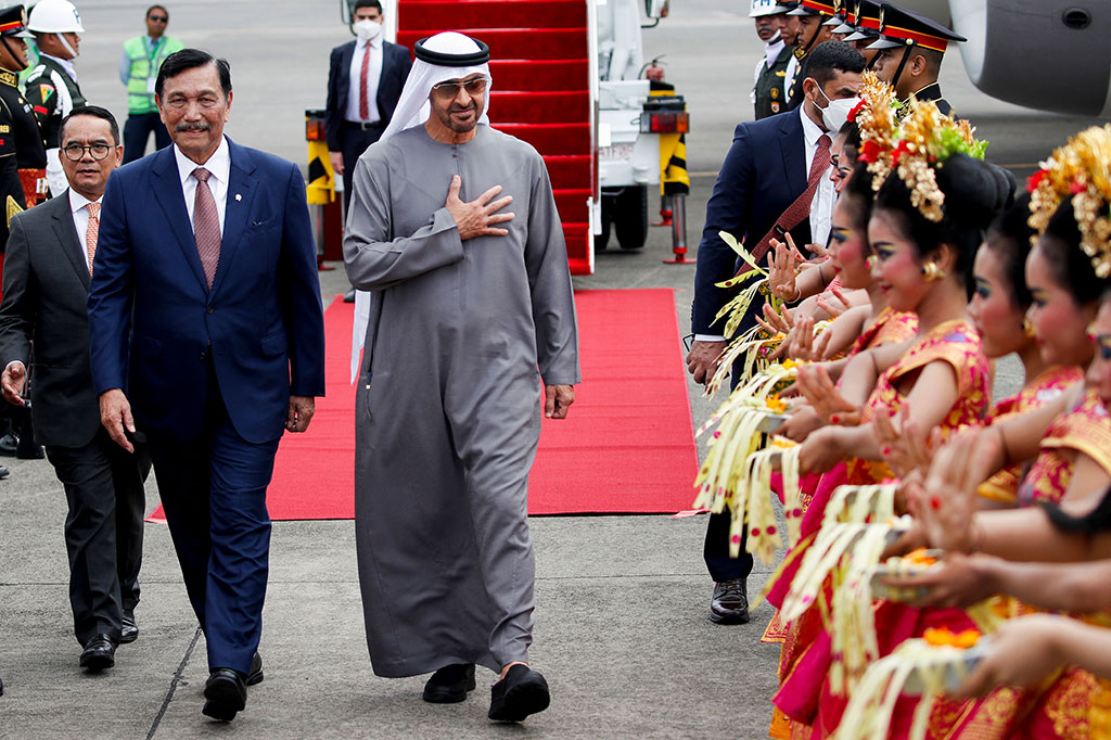 Presiden Sheikh Mohamed bin Zayed Al Nahyan disambut Menteri Koordinator Bidang Kemaritiman dan Investasi Luhut Binsar Pandjaitan (kiri) setibanya di Bandara I Gusti Ngurah Rai Bali.
