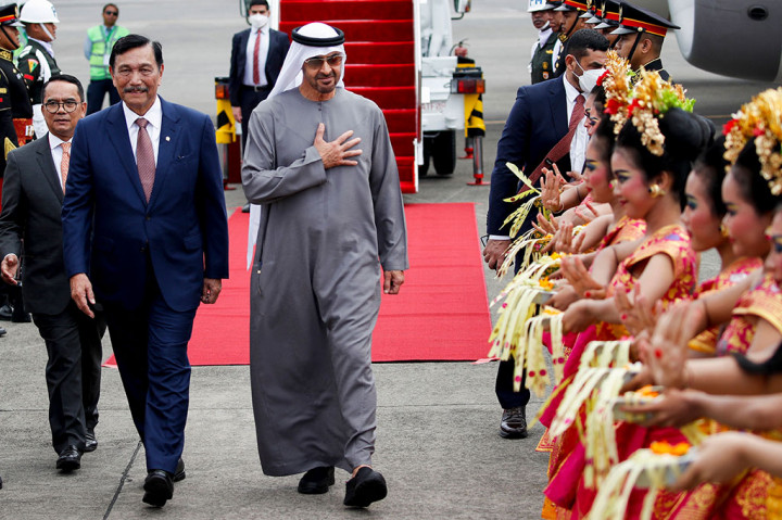 Presiden Sheikh Mohamed bin Zayed Al Nahyan disambut Menteri Koordinator Bidang Kemaritiman dan Investasi Luhut Binsar Pandjaitan (kiri) setibanya di Bandara I Gusti Ngurah Rai Bali.