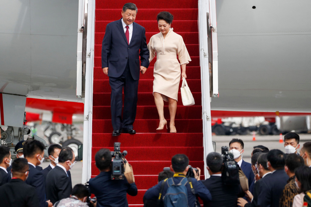 Presiden Tiongkok Xi Jinping bersama istri Peng Liyuan berjalan keluar pesawat setibanya di Terminal VVIP I Bandara I Gusti Ngurah Rai Bali, Senin, 14, November 2022.