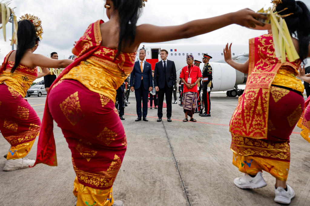 Sementara, Presiden Prancis Emanuel Macron juga telah tiba di Bandara Ngurah Rai.