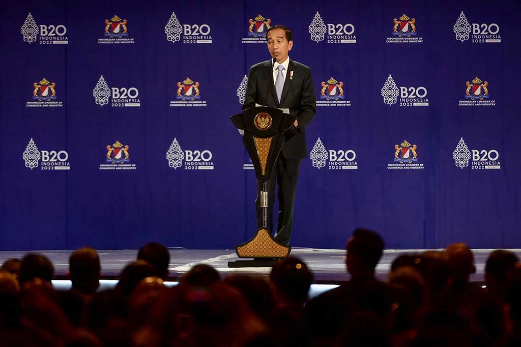 Strategi pertama, hilirisasi industri. Presiden menyampaikan, pemerintah Indonesia mulai menghentikan ekspor bahan mentah sehingga mendatangkan nilai tambah, meningkatkan pendapatan negara, hingga menciptakan lapangan kerja di dalam negeri.