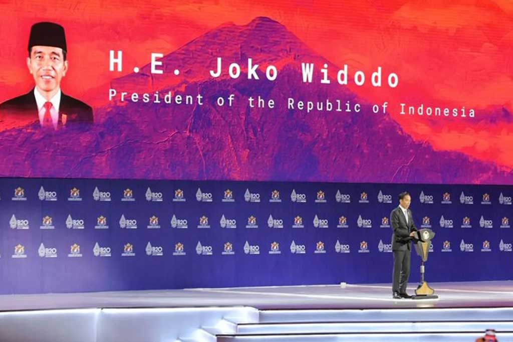 Strategi kedua, pengembangan ekonomi hijau atau green energy. Presiden memaparkan, Indonesia memiliki potensi energi baru terbarukan yang sangat besar hingga mencapai 434 ribu megawatt, baik dari hydropower, geotermal, tenaga surya, angin, hingga tidal wave.
