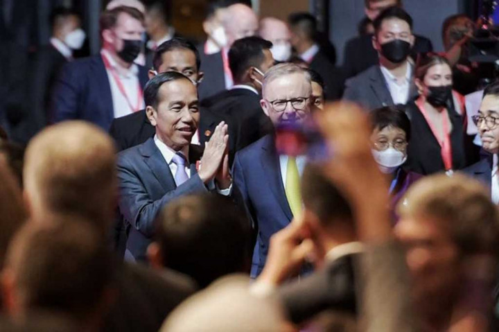 Strategi ketiga adalah, melakukan digitalisasi. Presiden menekankan pentingnya para pengusaha besar untuk membantu para pelaku usaha kecil dan mikro agar dapat masuk ke platform digital. Indonesia menargetkan pada tahun 2024 sebanyak 30 juta pelaku usaha mikro, kecil, dan menengah (UMKM) onboarding ke platform digital.