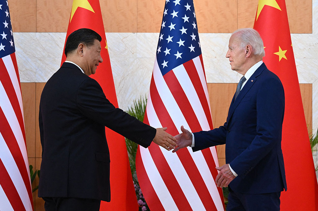  Presiden Amerika Serikat (AS) Joe Biden bertemu dengan Presiden China Xi Jinping di Bali, Senin, 14 November 2022. Keduanya berjabat tangan erat seolah rindu sudah lama tidak bertemu.