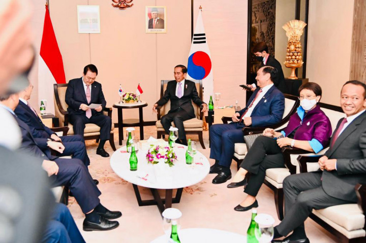 Sebelum menghadiri kegiatan tersebut, Presiden Jokowi dan Presiden Yoon sempat bertemu dan berbincang terlebih dahulu.