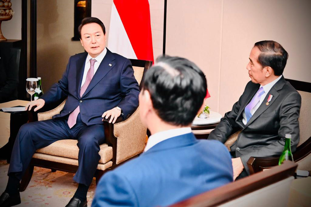 Presiden Yoon menyampaikan kembali rasa senang karena bisa kembali berkunjung ke Indonesia dan bertemu Presiden Jokowi.

