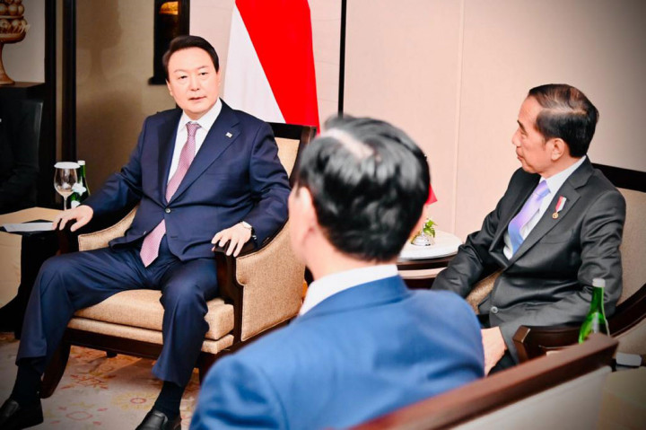 Presiden Yoon menyampaikan kembali rasa senang karena bisa kembali berkunjung ke Indonesia dan bertemu Presiden Jokowi.

