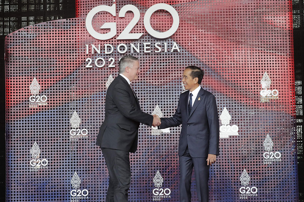 Sekretaris Jenderal OECD Matthias Cormann menjadi delegasi yang pertama tiba di Apurva untuk menghadiri KTT G20, disusul oleh Presiden ISDB Muhammad Sulaiman Al Jasser. Presiden Jokowi menanti para tamu di lobi dan menyambut mereka untuk berjabat tangan.