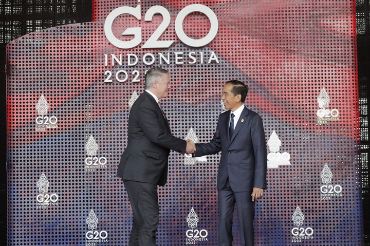Sekretaris Jenderal OECD Matthias Cormann menjadi delegasi yang pertama tiba di Apurva untuk menghadiri KTT G20, disusul oleh Presiden ISDB Muhammad Sulaiman Al Jasser. Presiden Jokowi menanti para tamu di lobi dan menyambut mereka untuk berjabat tangan.