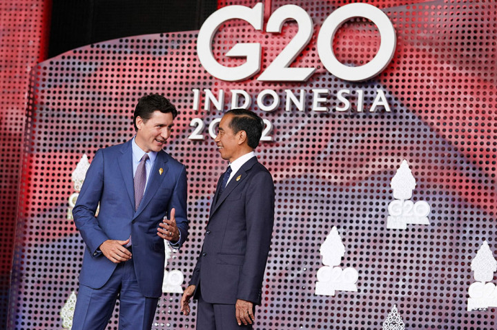 Tidak lama setelah kedatangan Sunak, Trudeau tiba di lokasi KTT G20. Trudeau dan Presiden Jokowi berbincang-bincang sambil berjabat tangan, sesekali keduanya tersenyum. Perbincangan Presiden Jokowi dengan PM Trudeau masih terus berlanjut sampai mereka berjalan menuju pintu masuk.