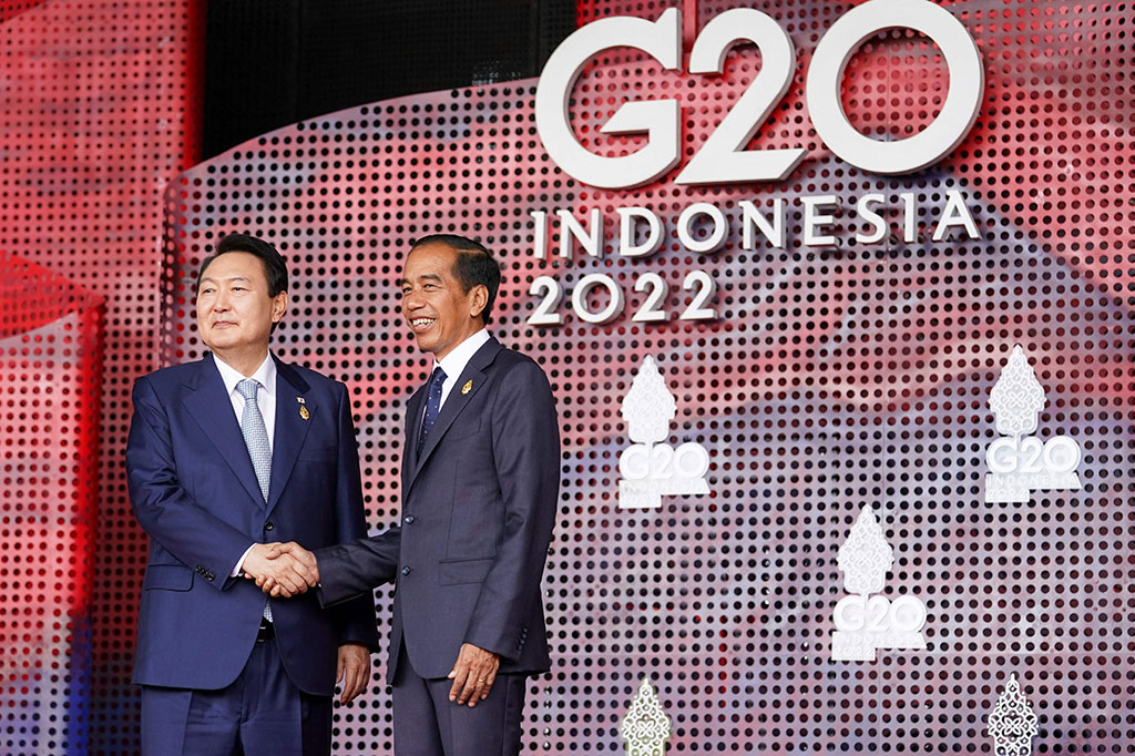 Jokowi berjabat tangan dengan Presiden Korea Selatan Yoon Suk-yeol.