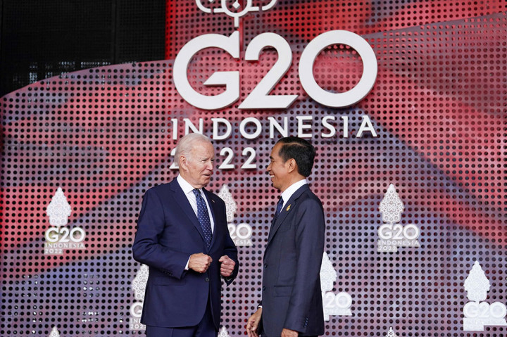 Biden kemudian disambut oleh Presiden Joko Widodo. Presiden Jokowi tersenyum melihat Biden, mereka lalu bersalaman sambil berbincang-bincang. Tidak lama kemudian, mereka berfoto di depan latar dengan tulisan G20 Indonesia 2022.