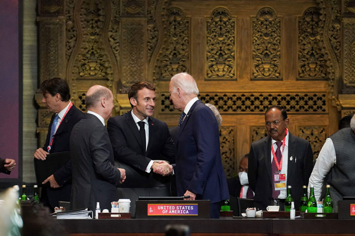 Presiden Biden tiba ketika hampir semua tamu sudah berada di ruang sidang. Biden kemudian masuk ke ruangan tempat KTT G20 berlangsung.