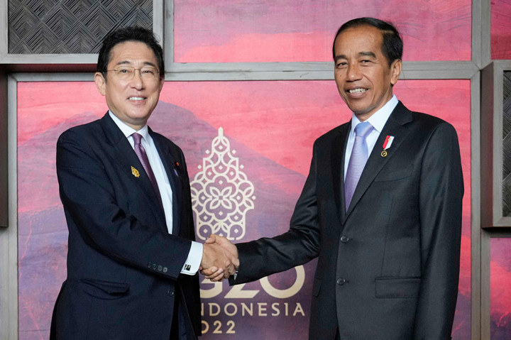 Presiden Joko Widodo menyampaikan apresiasi atas dukungan Jepang terhadap Presidensi G20 Indonesia serta terhadap berbagai proyek konkret. Hal itu disampaikan langsung Presiden Jokowi saat bertemu Perdana Menteri (PM) Jepang Fumio Kishida.