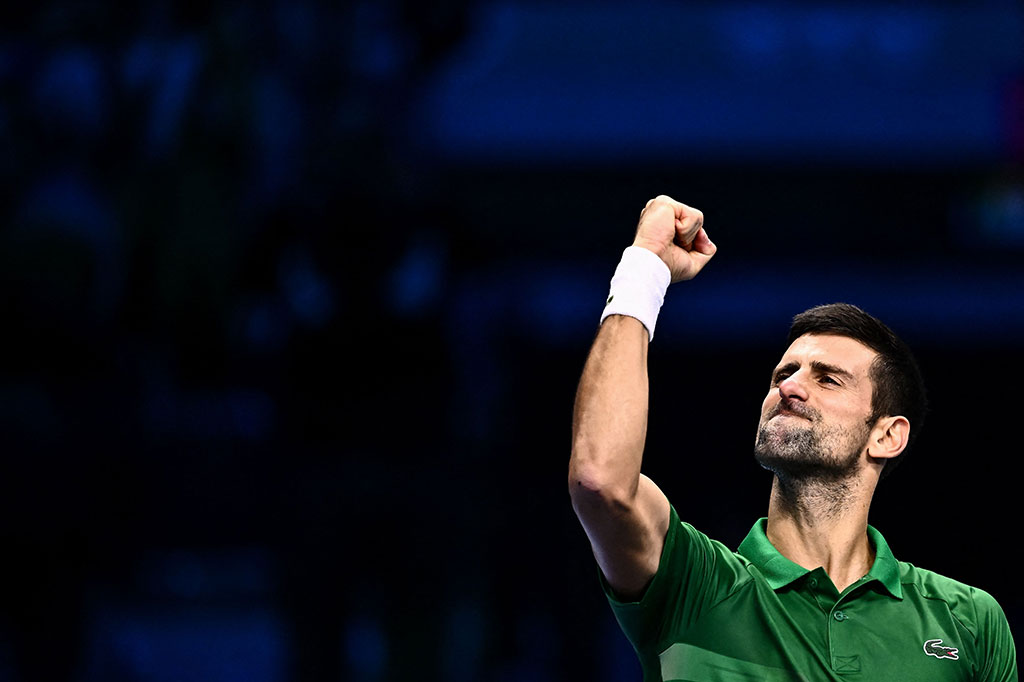 Novak Djokovic melakukan selebrasi usai mengalahkan Stefanos Tsitsipas 6-4, 7-6(7/4) pada ATP Finals, di Turin, Selasa, 15 November 2022 waktu Indonesia. 