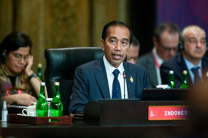 Presiden Joko Widodo (tengah) menyampaikan pandangannya pada pembukaan KTT G20 di Nusa Dua, Bali, Selasa, 15 November 2022. Jokowi  menegaskan segala pembahasan dalam pertemuan KTT G20 tidak boleh mengalami kegagalan, guna menghasilkan sesuatu yang bermanfaat bagi dunia.