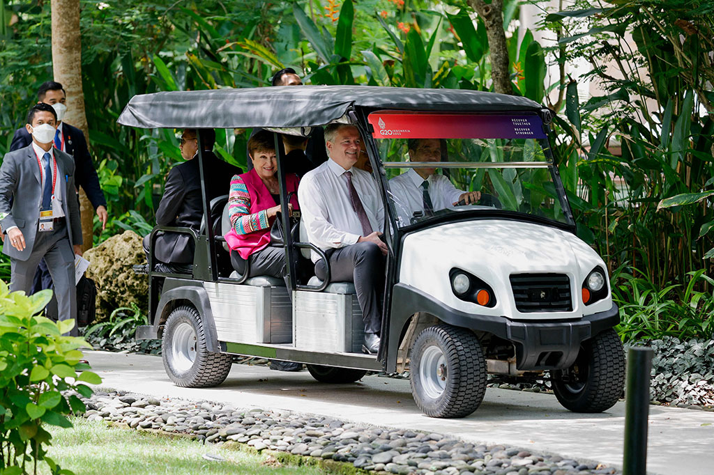 Presiden Joko Widodo mengemudikan mobil golf atau buggy car yang membawa Sekretaris Jenderal Organisation for Economic Cooperation and Development (OECD) Mathias Cormann dan Managing Director IMF Kristalina Georgieva menuju lokasi makan siang di sela-sela rangkaian kegiatan KTT G20 di Nusa Dua, Bali, Selasa, 15 November 2022.