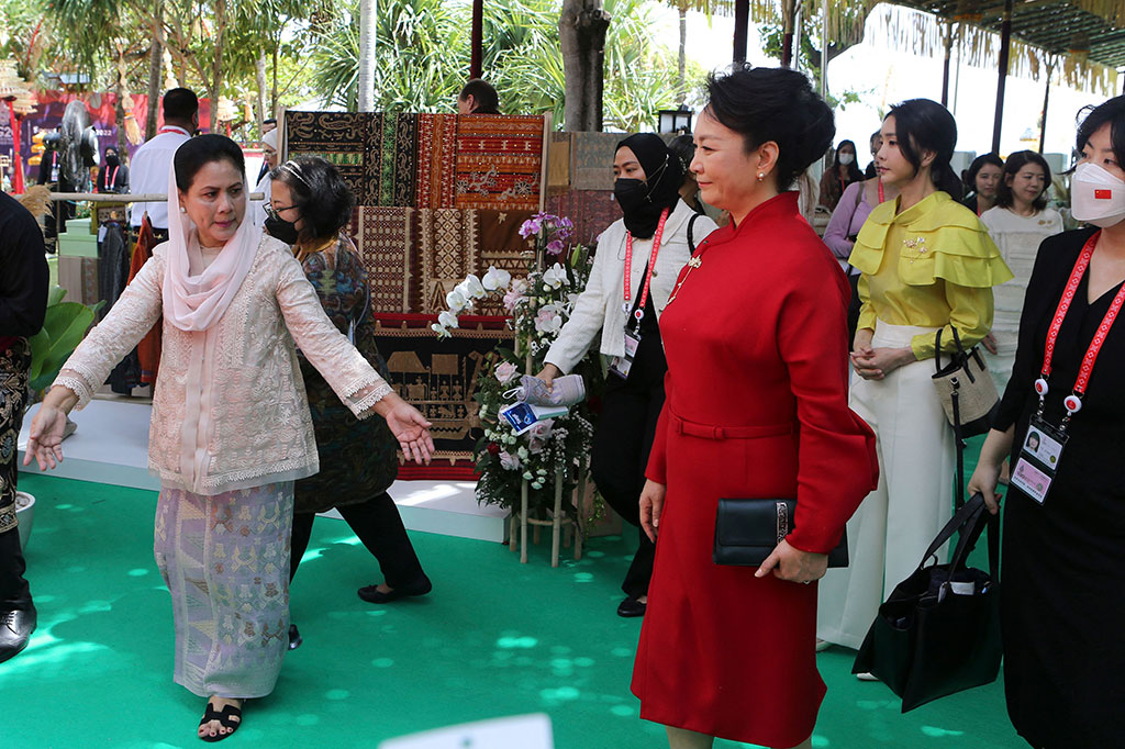 Ibu Iriana pun berharap para pendamping dapat menikmati waktu dengan baik selama berada di Bali sehingga dapat memperpanjang waktu kunjungannya di Indonesia. “Saya yakin Bapak, Ibu akan jatuh cinta dengan Indonesia, dengan Bali,” ucap Ibu Iriana.