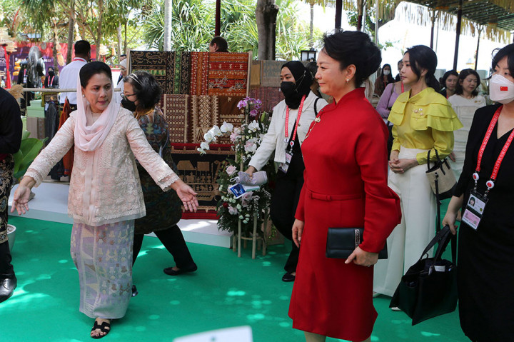 Ibu Iriana pun berharap para pendamping dapat menikmati waktu dengan baik selama berada di Bali sehingga dapat memperpanjang waktu kunjungannya di Indonesia. “Saya yakin Bapak, Ibu akan jatuh cinta dengan Indonesia, dengan Bali,” ucap Ibu Iriana.