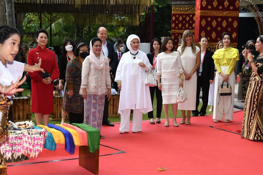 Ibu Iriana mengatakan bahwa dalam pertemuan tersebut para pendamping diajak untuk melihat dan ikut merasakan sejumlah kearifan lokal yang dimiliki Indonesia, mulai dari hasil kerajinan hingga hidangan khas Indonesia. Ibu Iriana juga turut menjelaskan salah satu alat musik tradisional yang ditampilkan untuk menyambut kedatangan para pendamping di tempat acara.