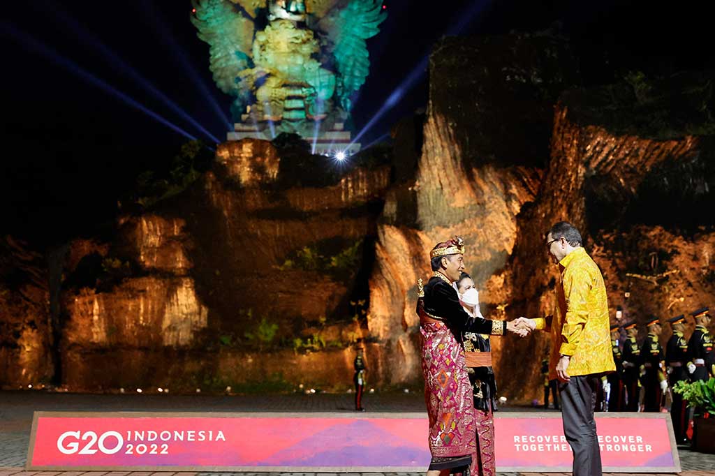 Presiden dan Ibu Negara  berdiri menyambut para pemimpin dan delegasi G20 yang mulai berdatangan satu per satu, di antaranya Perdana Menteri Brasil Carlos Franca.