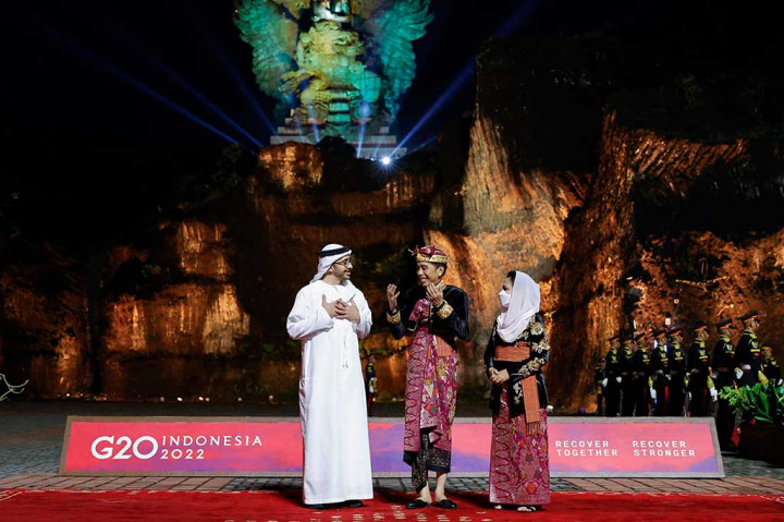 Jokowi dan Iriana menyambut Presiden Uni Emirat Arab Mohammed bin Zayed Al Nahyan.