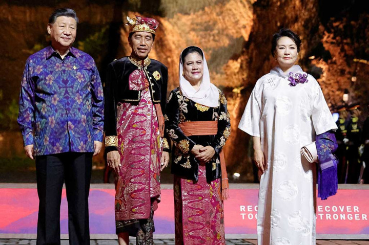 Jokowi dan Iriana menyambut dan foto bersama Presiden Tiongkok President Xi Jinping dan istri Peng Liyuan.