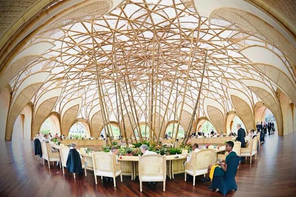 Ruangan berbentuk setengah lingkaran dan berbahan bambu tersebut membuat netizen salah fokus.