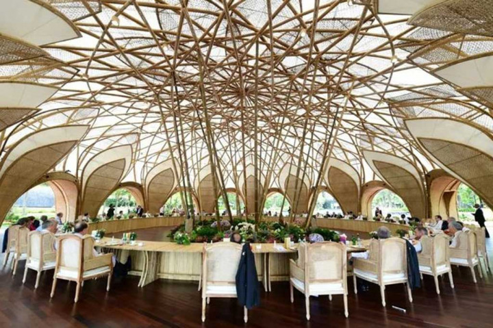 Bamboo Dome menyimpan filosofi yang sangat dalam. Dari sifat bambu itu sendiri yang mudah untuk dibentuk, elastis, dan mudah beradaptasi.