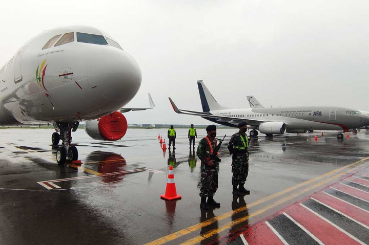 Guna menjaga keamanan pesawat-pesawat negara peserta KTT G 20, sebanyak 71 personel TNI disiagakan bergantian selama 24 jam. Personel gabungan TNI AL dan TNI AU tersebut berjaga di aproan sekitar pesawat parkir.