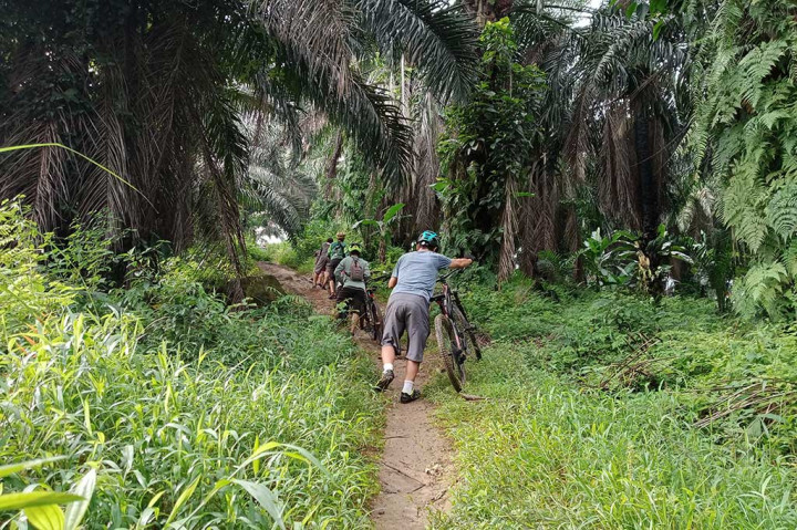 Meniti jalan berbatu dan tanah berlumpur dan lumut, tidak sedikit para goweser yang terjatuh karena saking licinnya medan menuju Puncak Rarata.