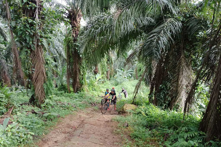 Perjalanan menuju Puncak Rarata juga banyak melewati jalan setapak dan menanjak, sehingga sepeda harus didorong. 