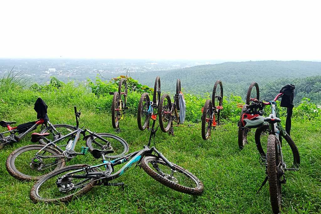 Namun setelah sampai di Puncak Rarata, keletihan kita akan terbayar lunas karena indahnya pesona alam yang membentang hijau di depan mata.