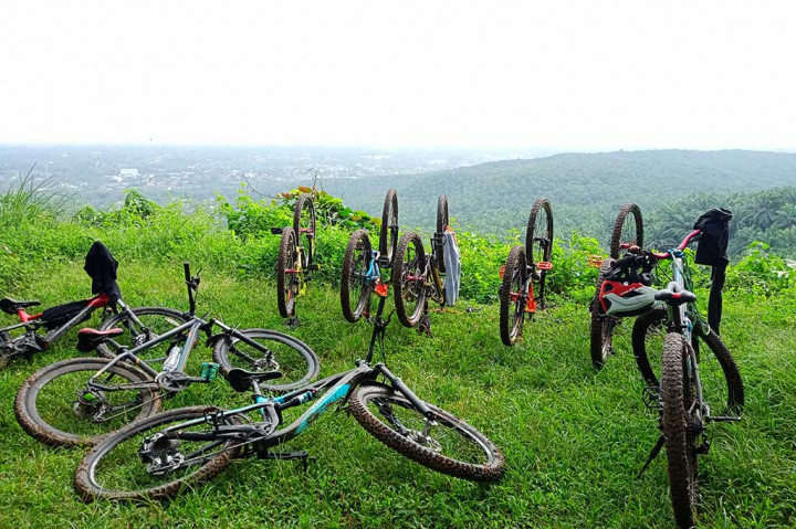 Namun setelah sampai di Puncak Rarata, keletihan kita akan terbayar lunas karena indahnya pesona alam yang membentang hijau di depan mata.