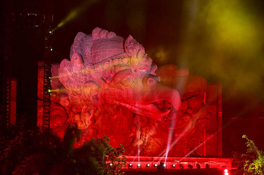 Tebing di Lotus Pond pada malam itu disulap menjadi kanvas untuk menampilkan proyeksi visual keunggulan alam dan budaya Indonesia, mulai dari Candi Borobudur, Raja Ampat, komodo di Nusa Tenggara Timur sampai keindahan laut.