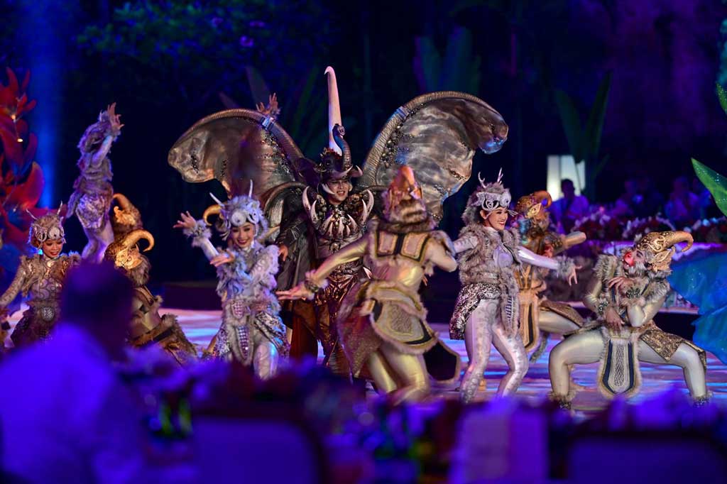 Sementara para delegasi KTT G20 makan malam, mereka juga diajak menyaksikan kreasi tarian dari berbagai daerah, mulai dari tari Bali, tari Betawi, sampai tarian dari Papua.