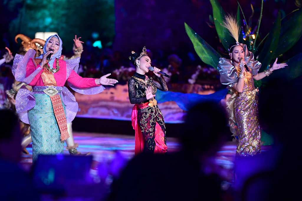 Selain tarian, delegasi juga mendapat hiburan dari penyanyi kenamaan Indonesia, antara lain Andien Aisyah, Yuni Shara, dan Andmesh Kamaleng.
