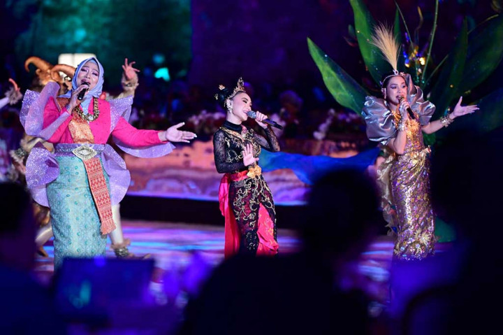 Selain tarian, delegasi juga mendapat hiburan dari penyanyi kenamaan Indonesia, antara lain Andien Aisyah, Yuni Shara, dan Andmesh Kamaleng.