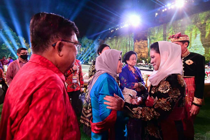 Acara malam itu ibarat parade budaya. Selain para penari yang mengenakan pakaian khas daerah, Presiden Joko Widodo dan Ibu Negara Iriana Widodo malam itu juga mengenakan baju adat Bali.
