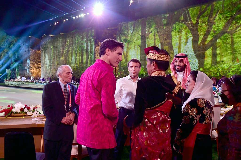 Beberapa delegasi KTT G20 yang datang ke GWK mengenakan baju bermotif batik, seperti Presiden Xi Jinping yang datang dengan baju batik berwarna biru dan Perdana Menteri Justin Trudeau mengenakan batik berwarna fuchsia.