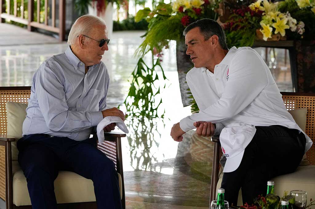 Setibanya di dalam wantilan, Biden melepas jasnya dan duduk bersama tamu negara lainnya, salah satunya dengan Perdana Menteri Spanyol, Pedro Sanchez.
