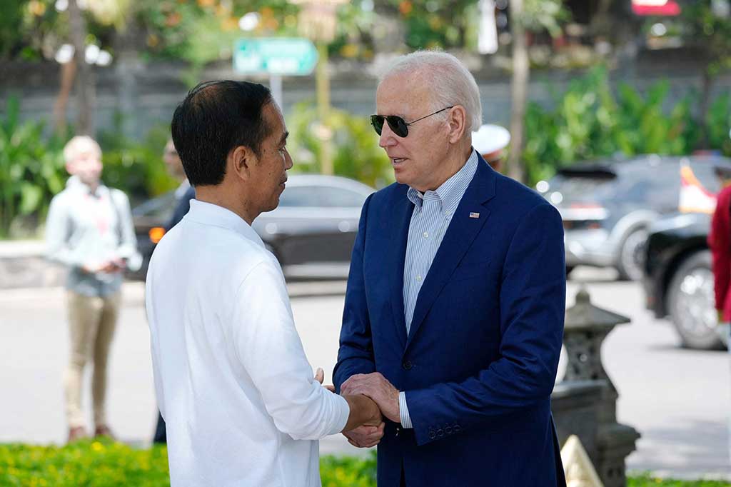 Biden, yang tiba di lokasi menggunakan mobil kepresidenan lapis baja Cadillac berjulukan The Beast dengan mengenakan setelan jas berwarna biru donker, kemeja biru muda, dan kacamata hitam, sementara tamu negara lain mengenakan baju lengan panjang putih berkerah yang lengkap dengan logo G20 Indonesia. Biden disambut langsung Presiden Joko Widodo.