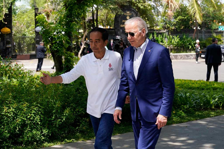 Jokowi langsung menyambut tangan Biden dan keduanya berbincang singkat di area bawah pendopo/wantilan, yang merupakan area menunggu dan bersantai untuk para tamu negara di Tahura Ngurah Rai.
